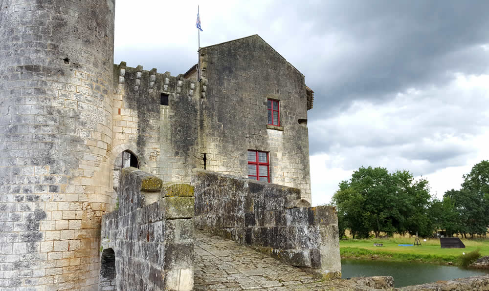 chateau de saint-jean d'angle